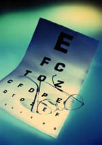 Fotografía de un gráfico para el examen de los ojos y de unos anteojos